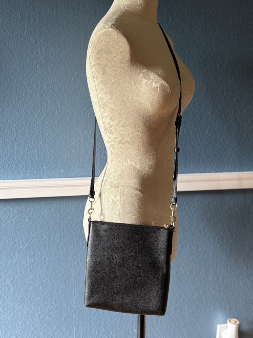 Coach Kitt Messenger Bag Black with Gold Hardware - Picture 3 of 10